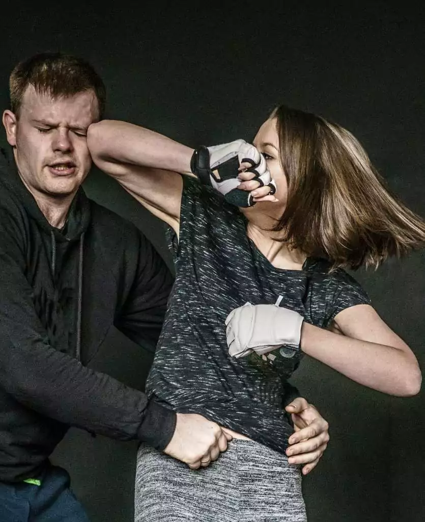 אישה מגנה על עצמה